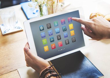 Dijital tablet elinde tutan kadın