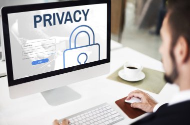 Ofiste çalışan bir iş adamı.