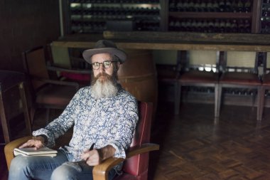 yakışıklı hipster adam şapkalı