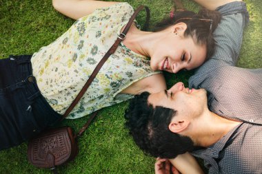 Tatlı çift çim döşeme 