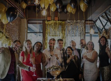 İnsanlar birlikte kutluyor 