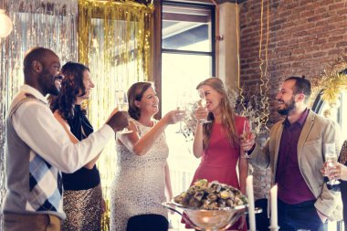 İnsanlar birlikte kutluyor 