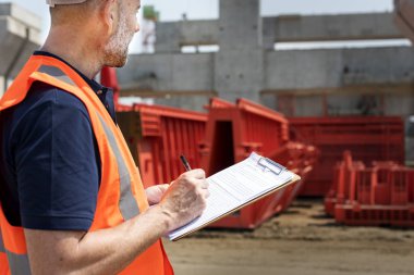İnşaat işçisi ile mimari planı