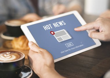 Tablet kahve dükkanında kullanan kişi