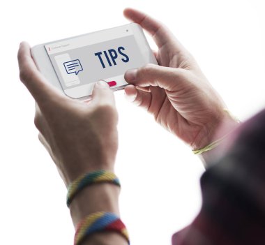 insan elinden tutarak cep telefonu