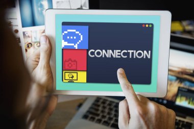  Dijital tablet kullanan adam