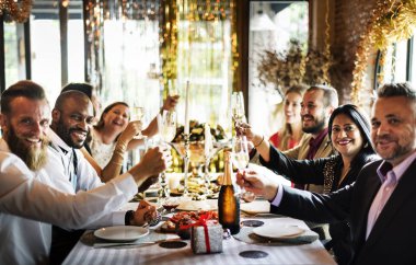 İnsanlar birlikte kutluyor 