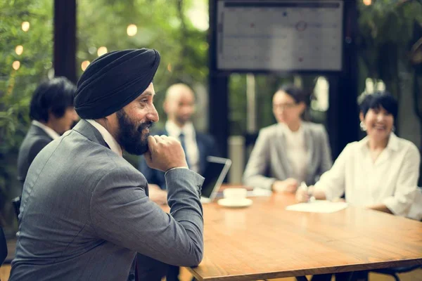 Geschäftsleute arbeiten im Konferenzraum — Stockfoto