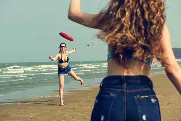 Chicas jugando frisbee en la playa —  Fotos de Stock