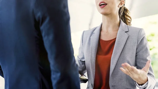 Empresários discutindo trabalho — Fotografia de Stock