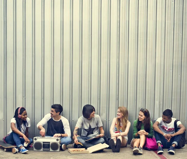 Diverse Teenager hängen herum — Stockfoto