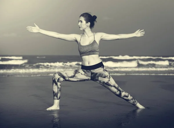 Жінка робить йогу на пляжі — стокове фото