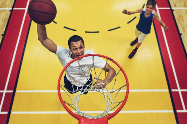 Homem e menino jogando basketbal — Fotografia de Stock