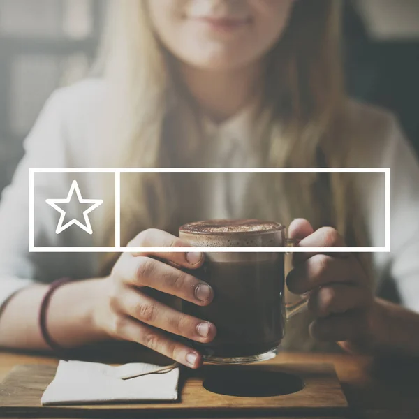 Chica sosteniendo taza de cacao — Foto de Stock