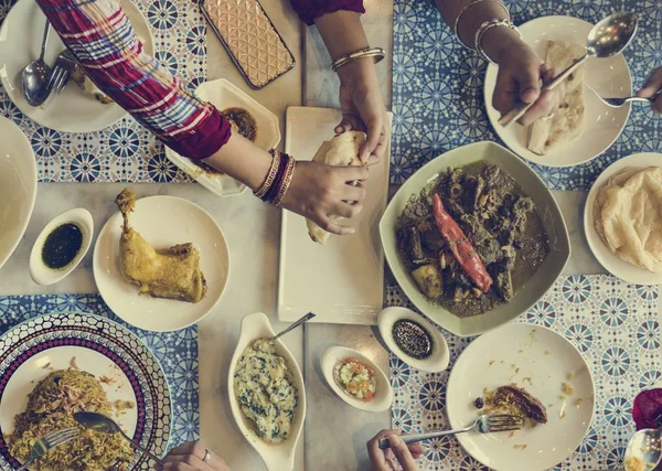 Les gens qui mangent de la nourriture indienne au restaurant — Photo