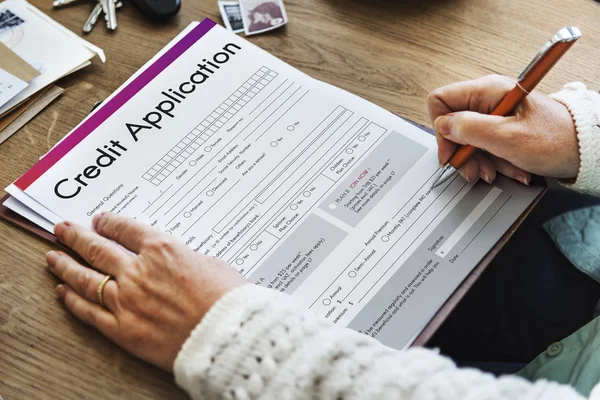 Persona escribiendo en papel — Foto de Stock