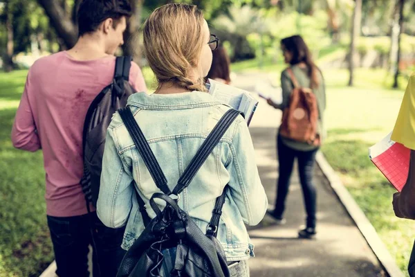 Estudiantes caminando en Park — Foto de Stock