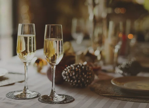 Шампанські окуляри на поданому столі — стокове фото