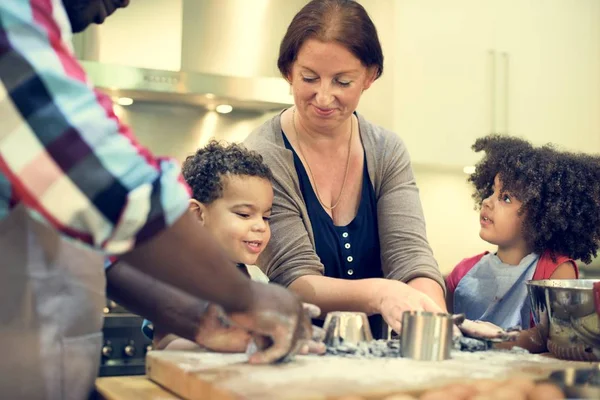 Familie kocht zusammen — Stockfoto