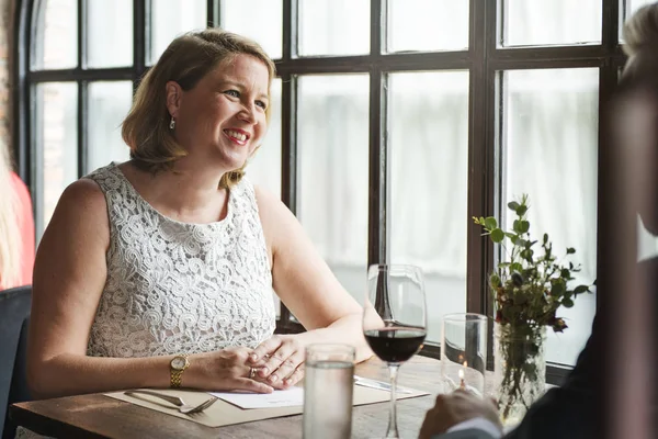 Paar hat romantisches Date — Stockfoto