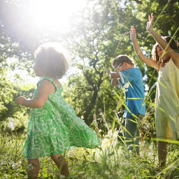 Děti si hrají spolu venku — Stock fotografie