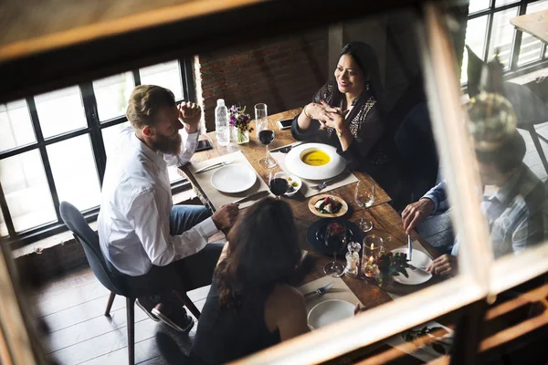 Pessoas em Restaurante Conceito — Fotografia de Stock