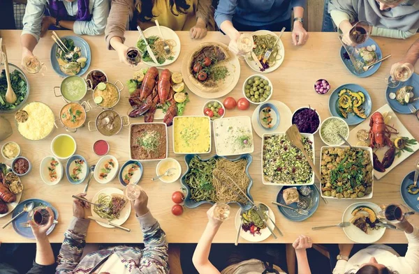 Multi-etnische mensen op het feest — Stockfoto