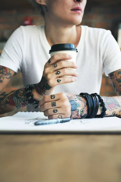 Femme tatouée avec café — Photo