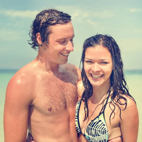 Couple joyeux sur la plage — Photo