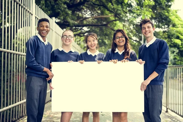 Разнообразные студенты в школьной форме — стоковое фото