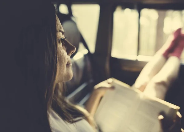 Adorável menina leitura contação de histórias — Fotografia de Stock