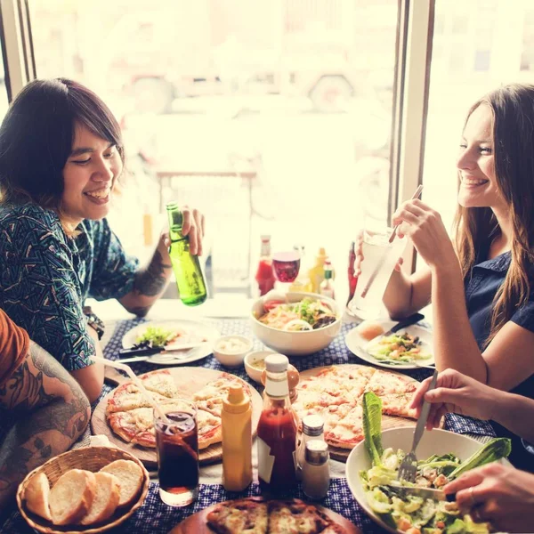 Freunde essen Pizza — Stockfoto