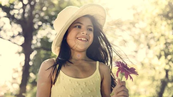 Linda chica con flor en el bosque —  Fotos de Stock