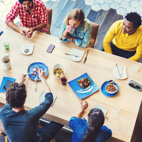 Estudiantes almorzando en la cafetería —  Fotos de Stock