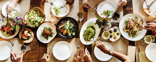 Pessoas juntas no jantar Conceito — Fotografia de Stock
