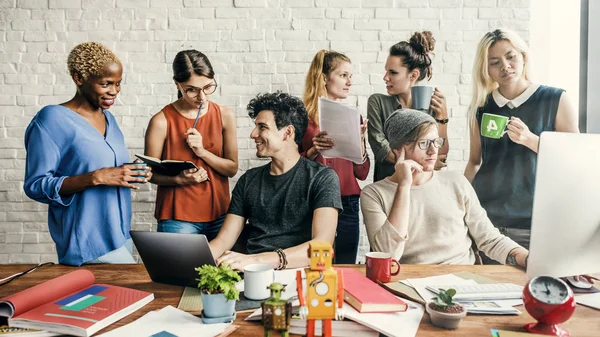 Hipsters trabalhando no escritório contemporâneo — Fotografia de Stock