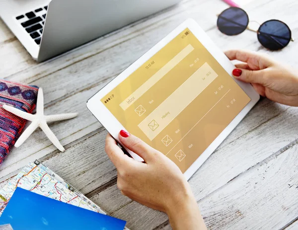 Mujer con tablet digital — Foto de Stock