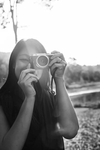 Femme photographe tenant appareil photo — Photo