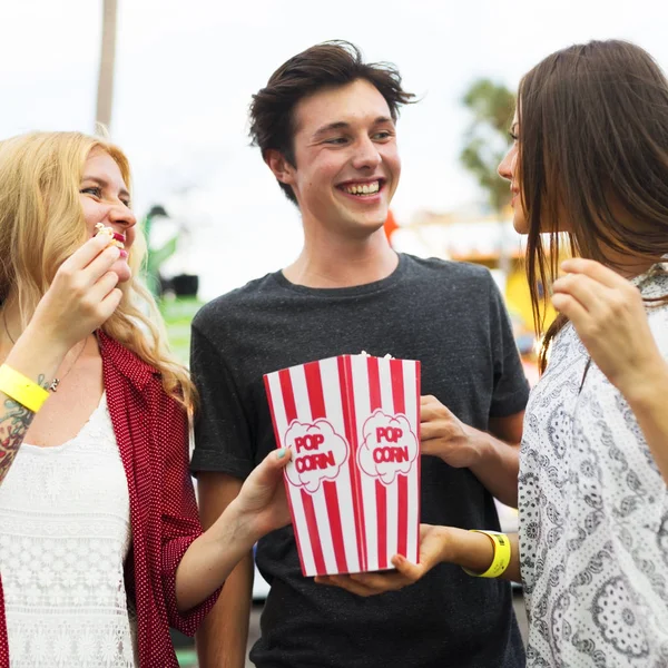 Přátel na popcorn — Stock fotografie