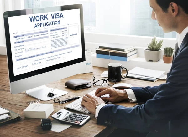 Hombre de negocios trabajando en la oficina — Foto de Stock