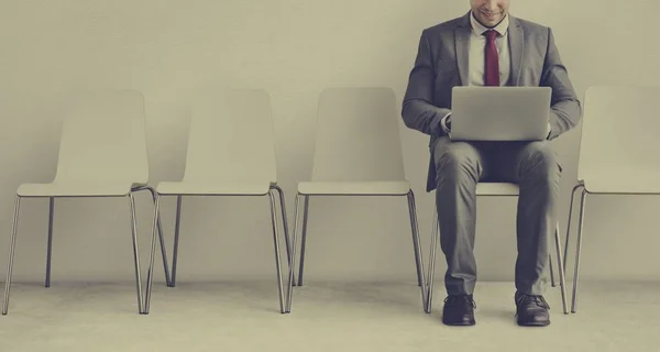 Hombre de negocios usando portátil — Foto de Stock