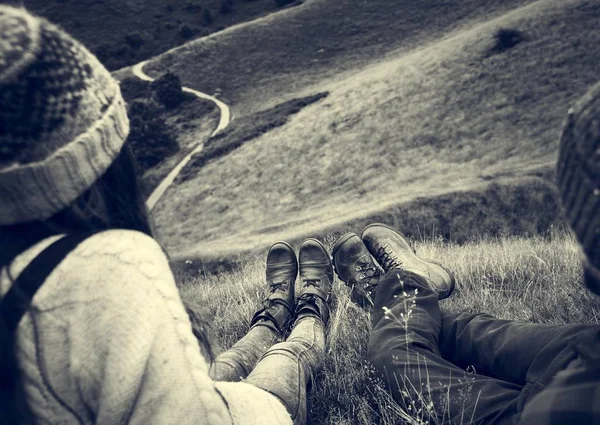 Jovem casal em montanhas — Fotografia de Stock