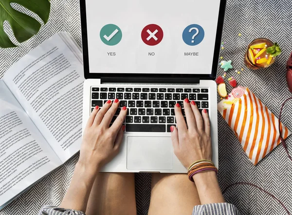 Vrouw werkt met laptop — Stockfoto