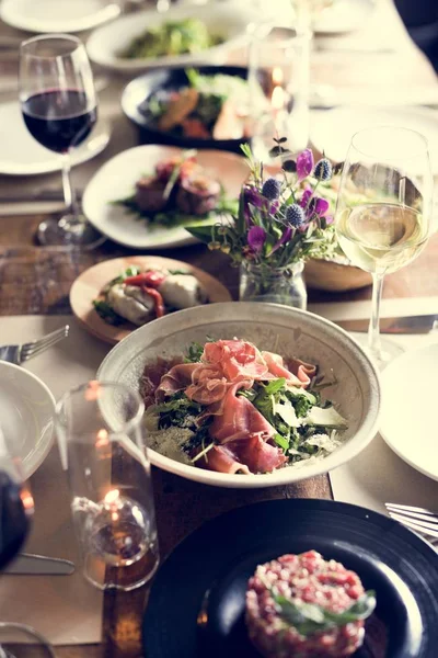 Tavolo ristorante con cibo — Foto Stock
