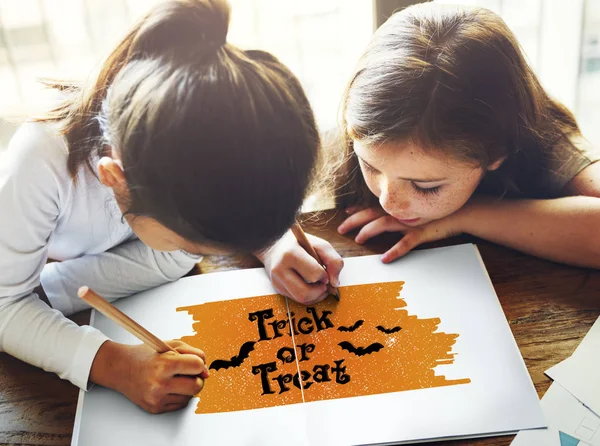 Kinder zeichnen im Album — Stockfoto