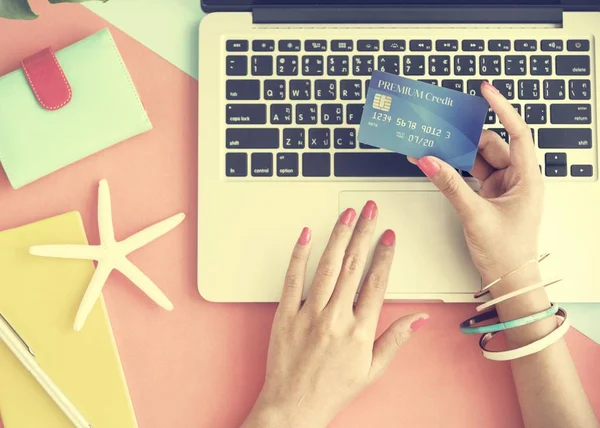 Vrouw winkelen online — Stockfoto