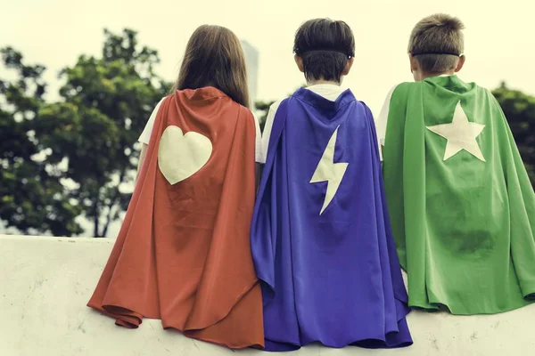 Dzieci w kostiumach superbohaterów — Zdjęcie stockowe