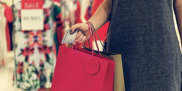 Vrouw met boodschappentassen en creditcard — Stockfoto