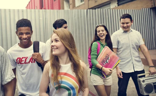 Diverse Teenager hängen herum — Stockfoto