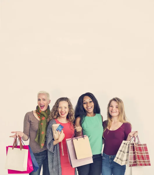 Mujeres amigas con compras en línea — Foto de Stock